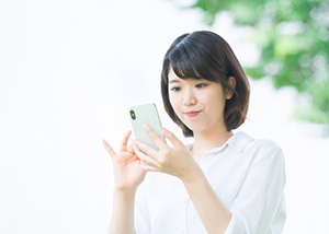 スマホを見る女性